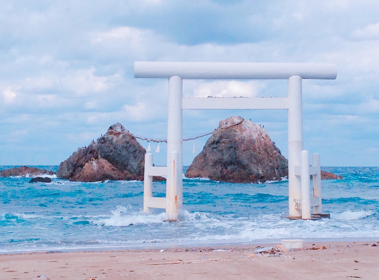 桜井二見ヶ浦 近くには見晴らしのいい高台も 絶景が広がる夫婦岩 糸島 九州 旅行 観光情報なら 九州旅行ナビ